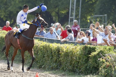 Cuando un caballo juninense  cruzó el disco triunfante del hipódromo de Palermo