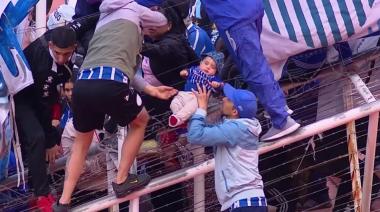 Caos en Mendoza: Balas de goma, piedrazos, gases lacrimógenos y evacuación de niños