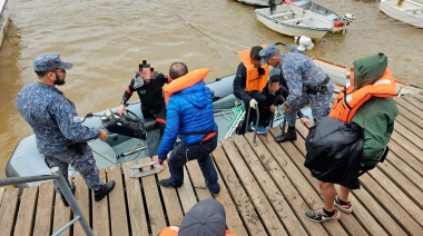 La Armada uruguaya rescató a 12 argentinos de un velero que se hundió en el Río de la Plata