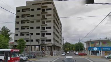 Brutal femicidio en La Plata: Golpeó a su novia y la tiró por un balcón