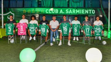 Sarmiento presentó sus refuerzos y la nueva indumentaria