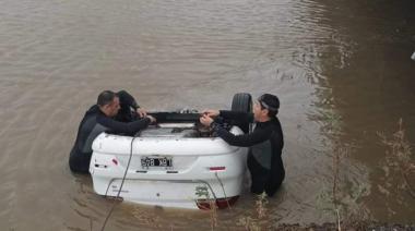Tragedia en la ruta a Pinamar: 5 muertos tras caer un auto a un arroyo