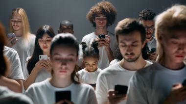 Una pantalla de celular, un video en vertical y un minuto de tu vida