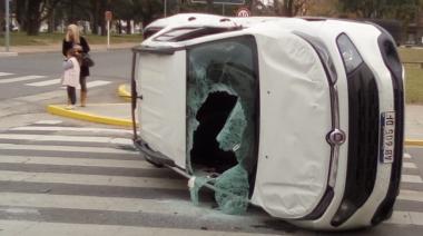 Violento choque entre ambulancia y auto en el centro de Junín