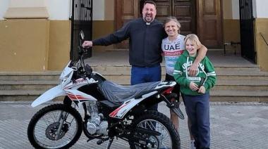 Marcos Di Palma donó una moto al padre Albrecht para recorrer los barrios rojenses