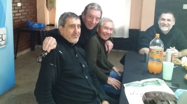 Hermoso reencuentro de futbolistas de Sarmiento de los ciclos ‘75 y ‘77