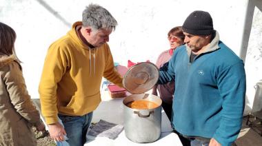 El Ateneo “Néstor Kirchner” de Lincoln conmemoró el Día de la Independencia con una gran olla popular