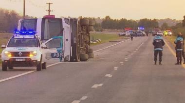 Volcó un micro en la Ruta 2 y hay al menos 15 pasajeros heridos