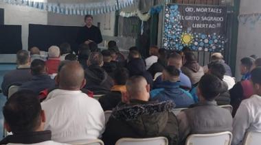 Charla sobre consumos problemáticos en la Alcaidía 49