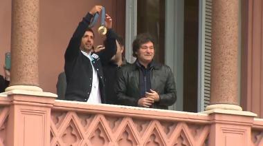 El "Maligno" Torres trajo la medalla dorada a Argentina y fue ovacionado en Ezeiza