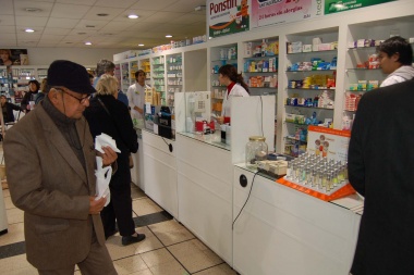 Farmacéuticos “amenazan” con dejar de  atender PAMI por deuda de laboratorios