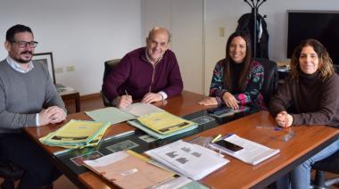 Zurro avanzó con la firma de dos escrituras claves para el Municipio