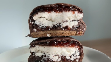 El mejor alfajor del mundo es de chocolate, merengue y frambuesa y se fabrica en Monte Grande