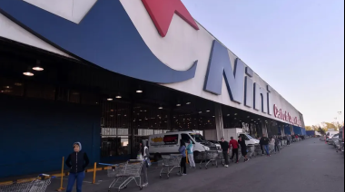 Un supermercado mayorista en La Plata cobra en dólares