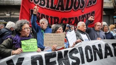 Los jubilados vuelven a marchar, acompañados por organizaciones sindicales y sociales