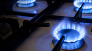 Actualizan los precios estacionales: Sube la tarifa de luz y baja la del gas