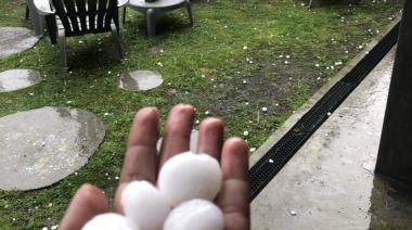 El paso de la tormenta de este lunes dejó piedras en el AMBA