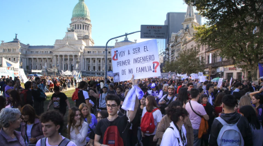 Docentes, no docentes, autoridades y estudiantes se movilizan en "defensa" de la universidad pública