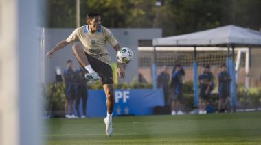 La Selección argentina tiene su último entrenamiento antes de viajar a Paraguay