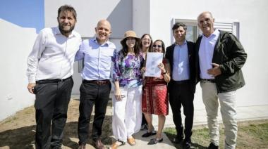 Kicillof entregó 60 casas a familias de Pehuajó