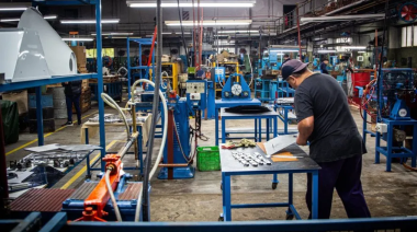 La producción industrial cayó un 1,7% en noviembre y acumuló una baja anual del 10,7%
