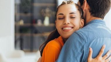 Cómo el contacto físico reduce la ansiedad y brinda bienestar emocional