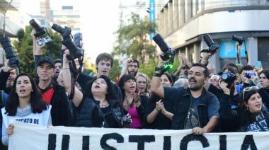 Los reporteros gráficos de La Plata hicieron un 'camarazo' para repudiar el ataque a Pablo Grillo