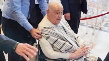El Papa Francisco visitó San Pedro sin sotana, con poncho y en remera