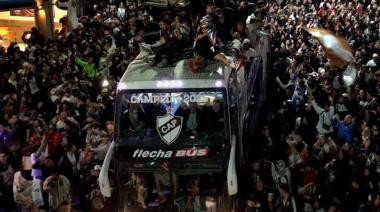 Fiesta histórica en Vicente López: Platense desató una caravana inolvidable