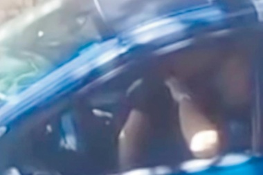 Un vecino de Santa Fe, filmó a dos policías teniendo sexo en plena vía pública