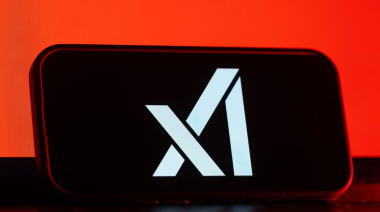 La IA de X modificará sus respuestas tras enfrentar críticas por discurso de odio