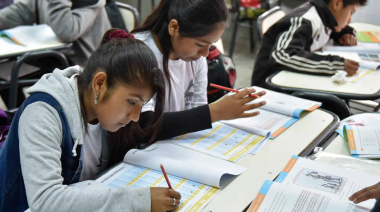 El Gobierno impulsa una reforma curricular educativa, que incluye la IA y la “alfabetización financiera”