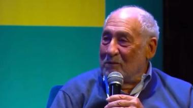 Un premio Nobel de Economía fulminó al gobierno de Milei: “Argentina está al borde de otra crisis”
