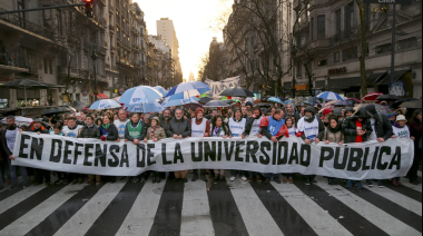 Docentes y no docentes de la UBA iniciaron un paro por recomposición salarial