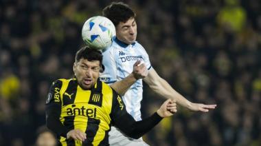 Peñarol se impuso ante Racing por la mínima y sacó ventaja para la vuelta en el Cilindro