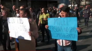 Tras una caravana accidentada, los vecinos de Lomas de Zamora celebraron que Javier Milei se fuera