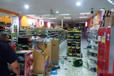 Más de 50 personas saquearon un supermercado chino en Colón