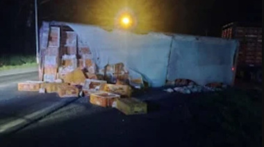 Vecinos de Chacabuco vaciaron un camión con pollos tras un vuelco en la Ruta 7