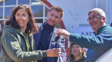 La Escuela Agrotécnica N°1 de Colonia recibió un flamante minibus okm