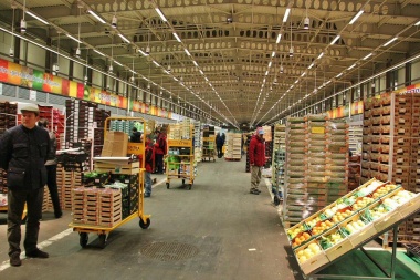 Más de la mitad de la  verdura que llega al  Mercado Central queda  descartada por exceso  de agrotóxicos