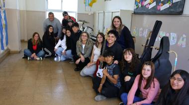 Valeria Arata gestionó la entrega de instrumentos musicales para la ES N°18 y el Conservatorio