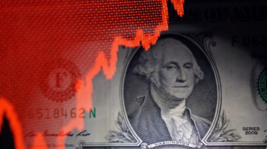 El dólar cerró con suba, tocó un precio récord y quedó muy cerca del techo de la banda cambiaria