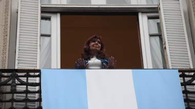 Cristina Kirchner cerró el Día de la Lealtad desde el balcón de San José 1111: “El 26 es Milei o Argentina”