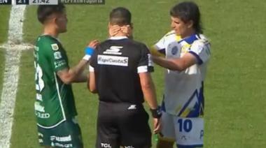 Un hincha de Sarmiento ingresó a la cancha para "hablar" con Merlos y lo tomó del cuello