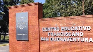 Un alumno atacó a un preceptor con agua hirviendo