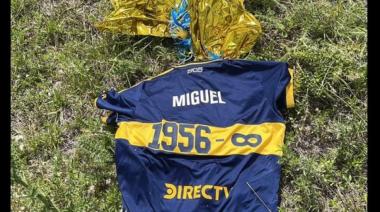La camiseta que Boca lanzó al cielo por Miguelo cayó en un campo uruguayo