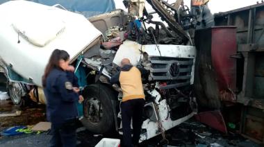 Dos camioneros fueron hospitalizados tras un fuerte accidente en Baradero
