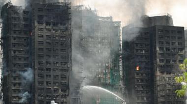 Tragedia en Hong Kong: Incendio en complejo residencial deja 55 muertos y 279 desaparecidos