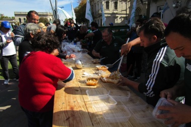 Locro y olla popular, el festejo gremial del 1 de mayo en Junín