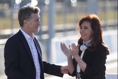 Acorralado, Mauricio  Macri piensa en  convocar a Cristina